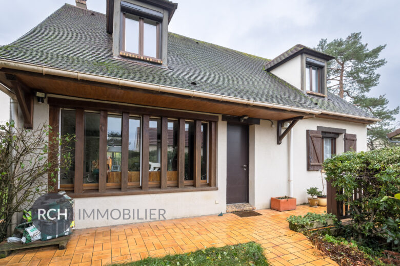 Photos du bien : Plaisir – Belle maison avec jardin arboré dans un secteur calme proche de toutes commodités