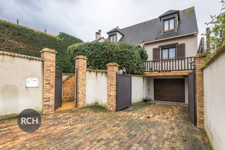 Photos du bien : Plaisir – Belle maison avec jardin arboré dans un secteur calme proche de toutes commodités