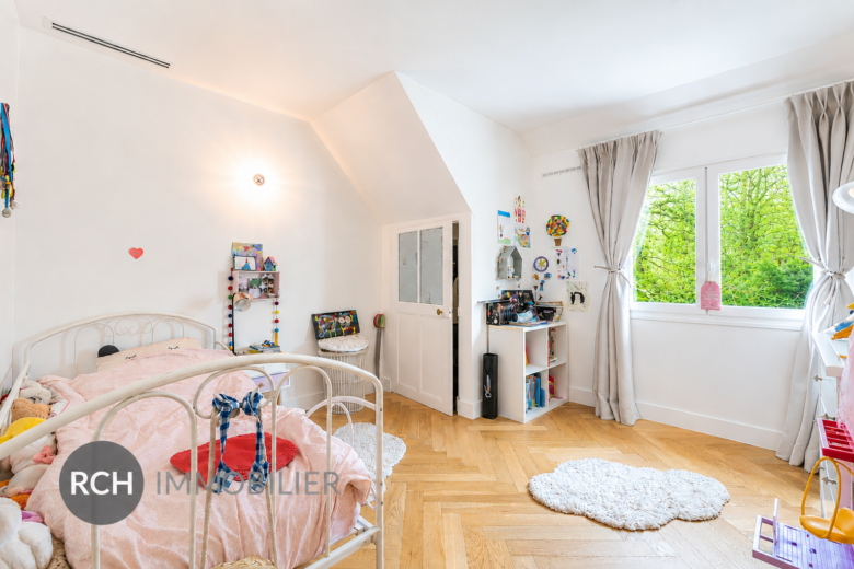 Photos du bien : Montfort-l&rsquo;Amaury – Ravissante demeure sur un beau parc boisé