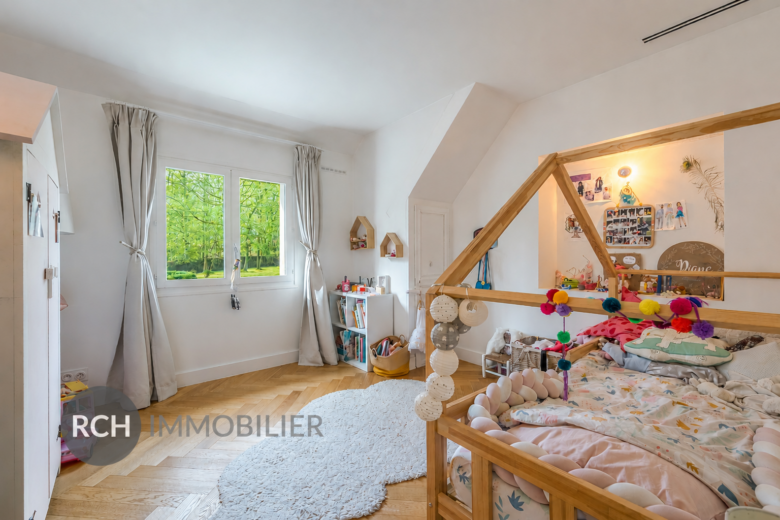 Photos du bien : Montfort-l&rsquo;Amaury – Ravissante demeure sur un beau parc boisé