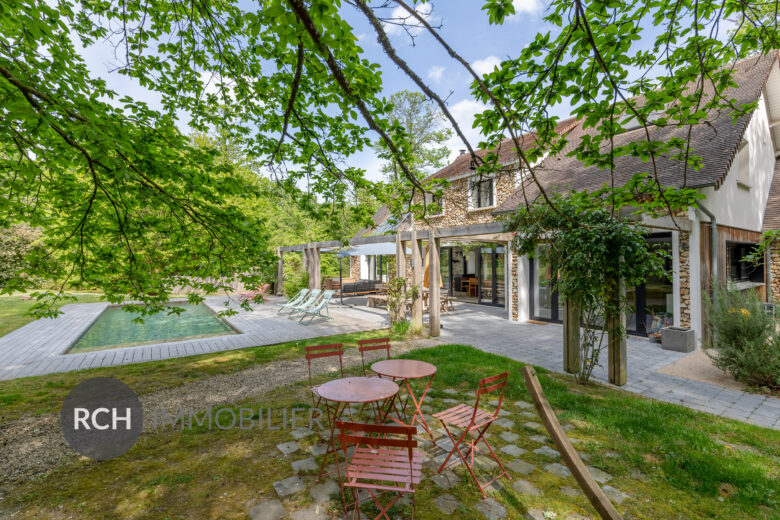Photos du bien : Montfort-l&rsquo;Amaury – Ravissante demeure sur un beau parc boisé