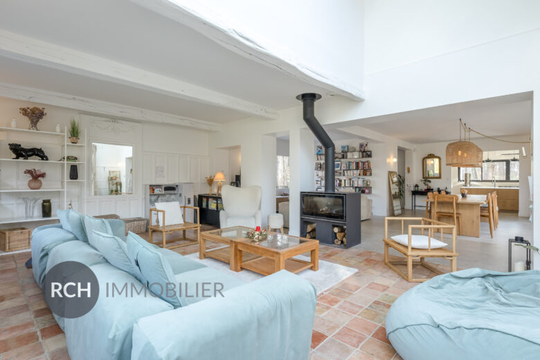 Photos du bien : Montfort-l&rsquo;Amaury – Ravissante demeure sur un beau parc boisé