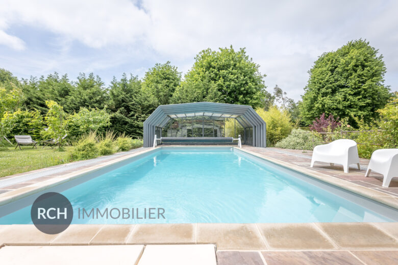Photos du bien : Grosrouvre – Maison d’architecte avec piscine couverte et dépendance