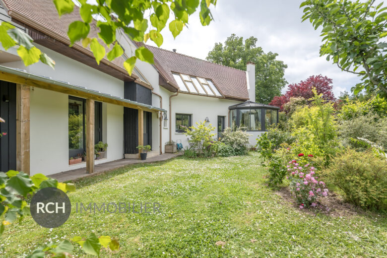 Photos du bien : Grosrouvre – Maison d’architecte avec piscine couverte et dépendance