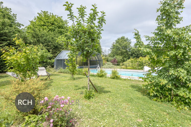Photos du bien : Grosrouvre – Maison d’architecte avec piscine couverte et dépendance