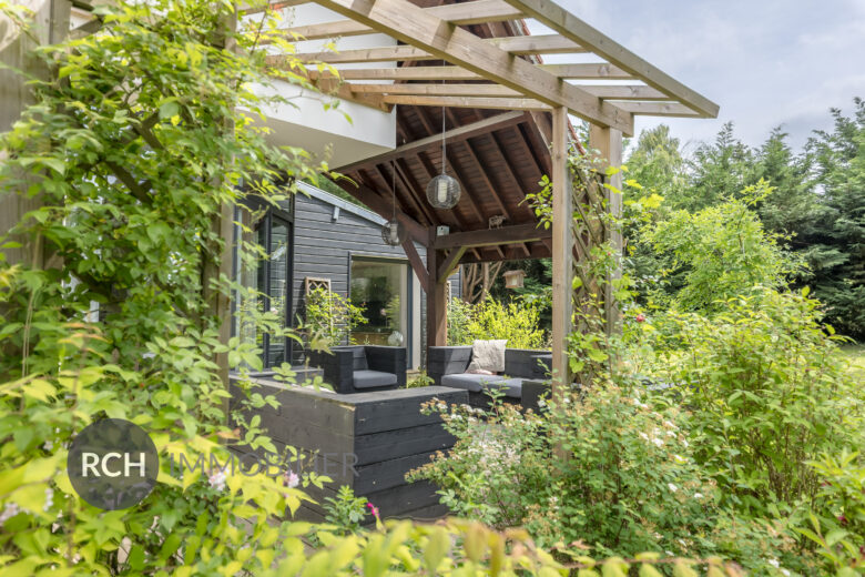 Photos du bien : Grosrouvre – Maison d’architecte avec piscine couverte et dépendance