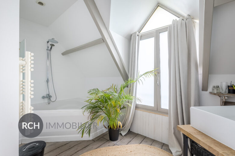 Photos du bien : Grosrouvre – Maison d’architecte avec piscine couverte et dépendance