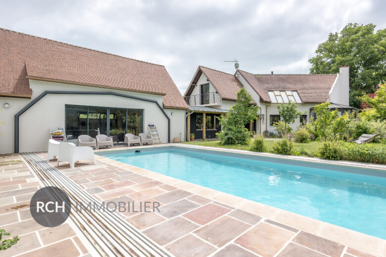 Photos du bien : Grosrouvre – Maison d’architecte avec piscine couverte et dépendance