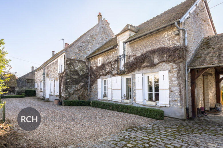 Photos du bien : Exclusivité – Longnes – Maison ancienne lumineuse en centre de village