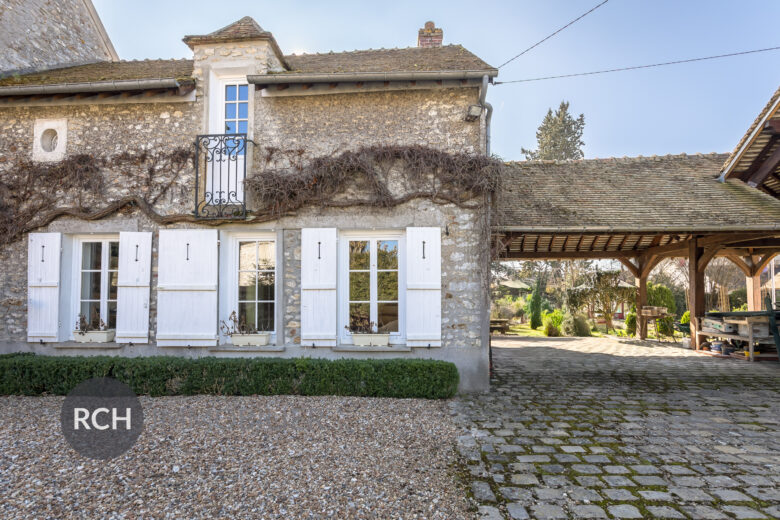 Photos du bien : Exclusivité – Longnes – Maison ancienne lumineuse en centre de village