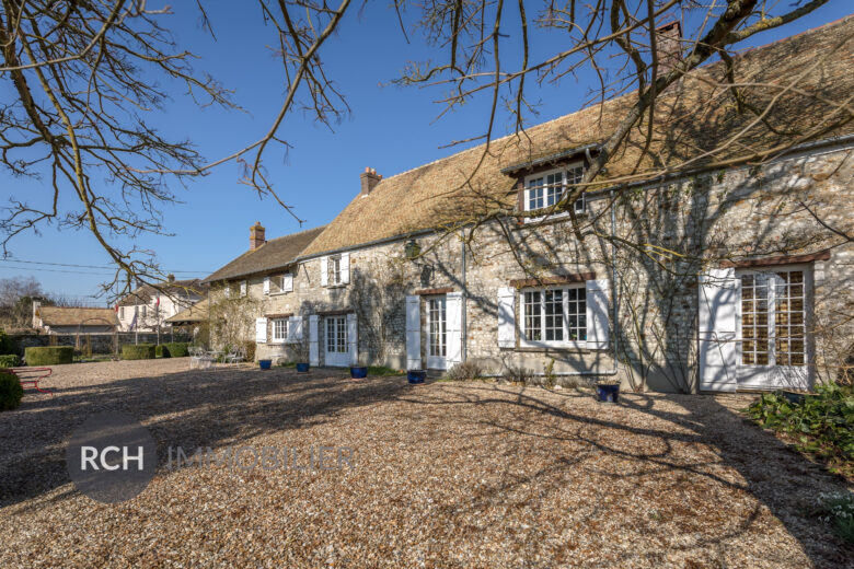 Photos du bien : Exclusivité – Longnes – Maison ancienne lumineuse en centre de village