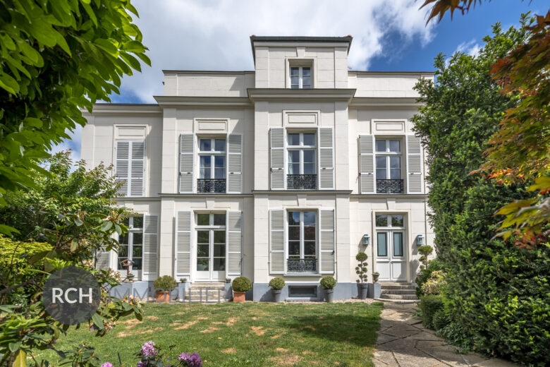 Photos du bien : Au coeur de Montfort l’Amaury – Magnifique maison de Maître sur un terrain clos de mur