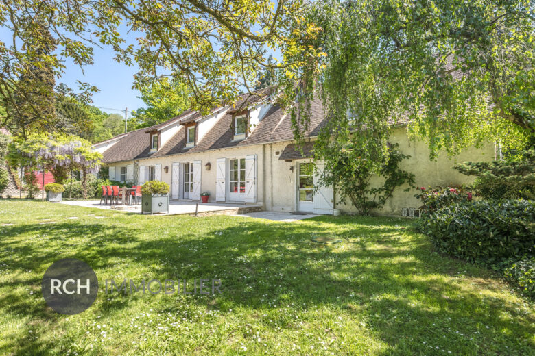Photos du bien : Bazoches-sur-Guyonne – Charmante longère de plain pied sur un magnifique parc arboré