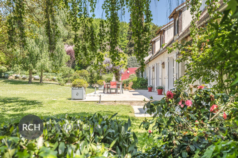 Photos du bien : Bazoches-sur-Guyonne – Charmante longère de plain pied sur un magnifique parc arboré