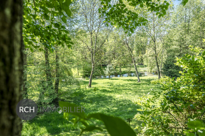 Photos du bien : Bazoches-sur-Guyonne – Charmante longère de plain pied sur un magnifique parc arboré
