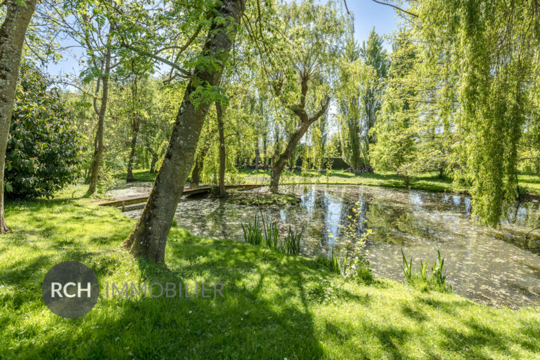Photos du bien : Bazoches-sur-Guyonne – Charmante longère de plain pied sur un magnifique parc arboré