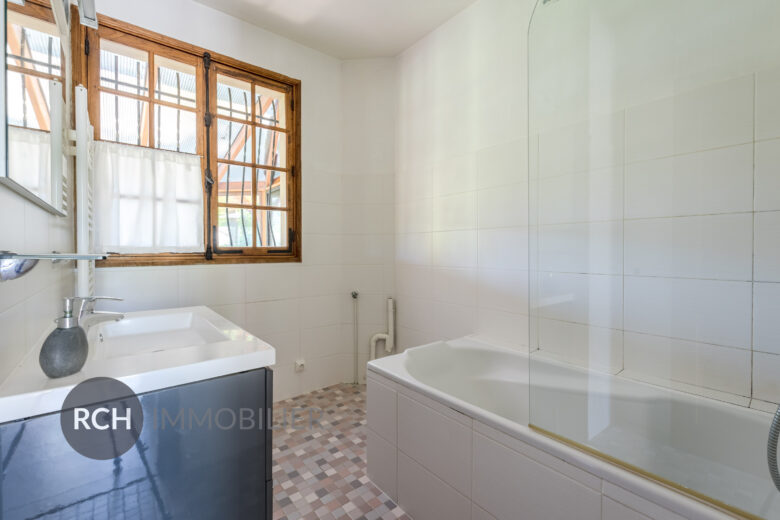 Photos du bien : Gambais – Lumineuse maison avec joli parc
