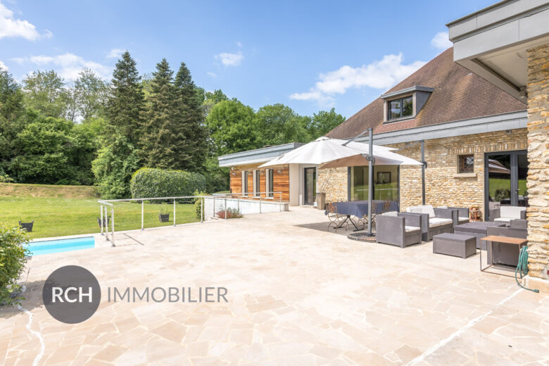 Photos du bien : Galluis – Magnifique propriété contemporaine avec piscine et parc de 3,2 hectares