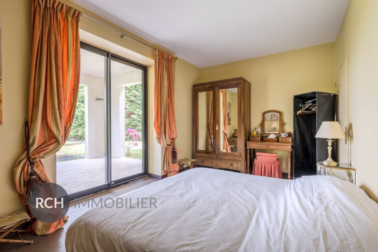 Photos du bien : Galluis – Magnifique propriété contemporaine avec piscine et parc de 3,2 hectares