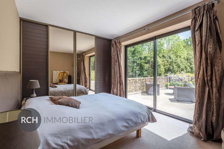 Photos du bien : Galluis – Magnifique propriété contemporaine avec piscine et parc de 3,2 hectares