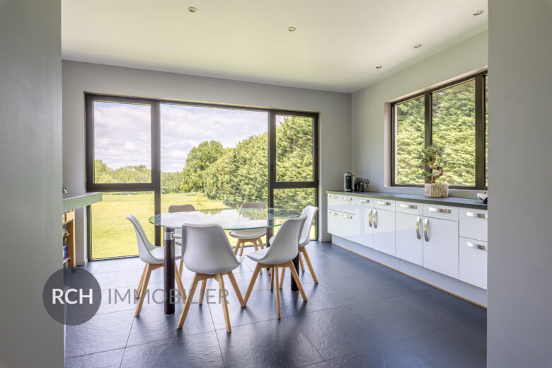 Photos du bien : Galluis – Magnifique propriété contemporaine avec piscine et parc de 3,2 hectares