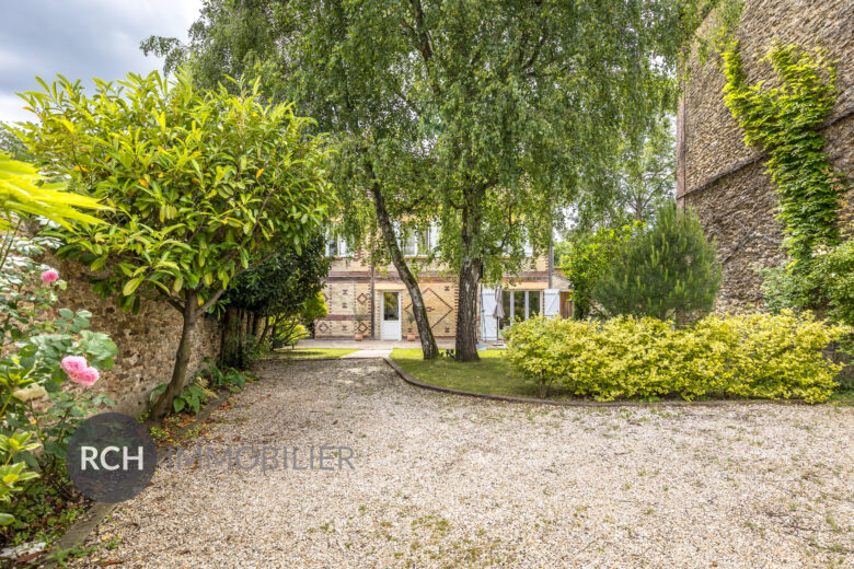 Photos du bien : Galluis – Jolie maison ancienne meublée idéalement située avec un jardin clos