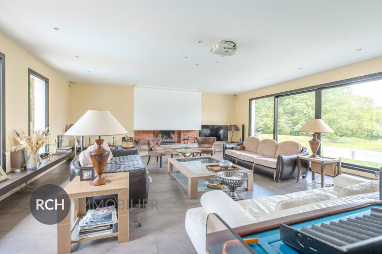 Photos du bien : Galluis – Magnifique propriété contemporaine avec piscine et parc de 3,2 hectares