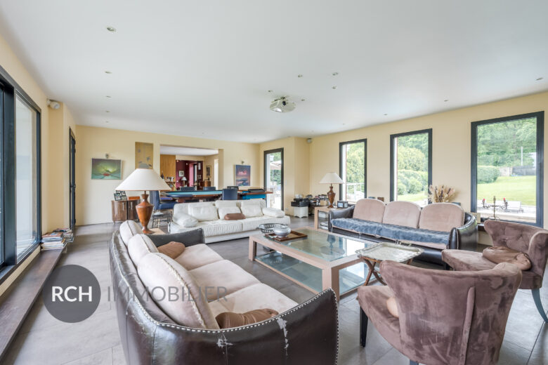 Photos du bien : Galluis – Magnifique propriété contemporaine avec piscine et parc de 3,2 hectares