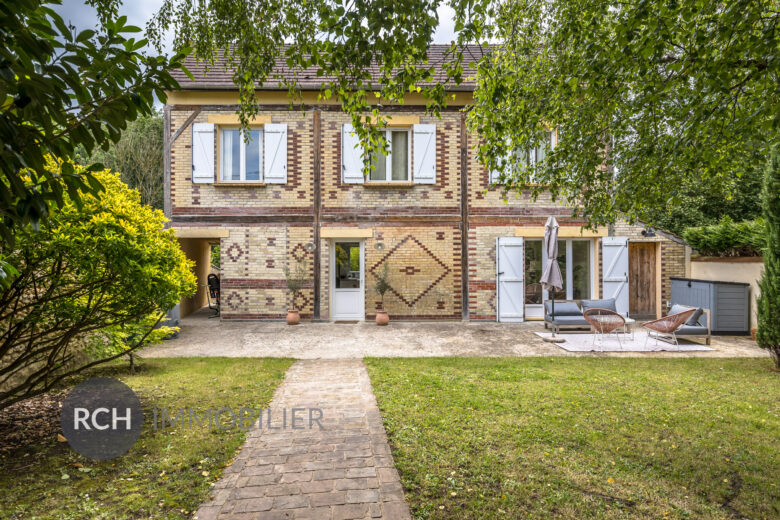 Photos du bien : Galluis – Jolie maison ancienne meublée idéalement située avec un jardin clos