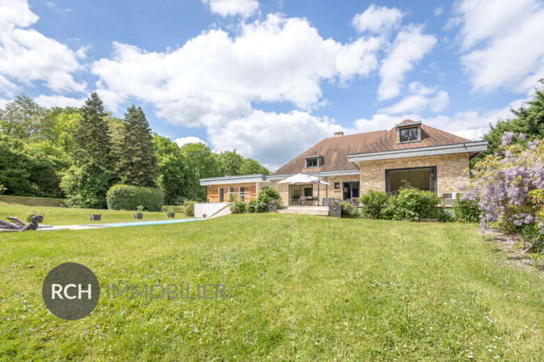 Photos du bien : Galluis – Magnifique propriété contemporaine avec piscine et parc de 3,2 hectares