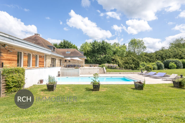 Photos du bien : Galluis – Magnifique propriété contemporaine avec piscine et parc de 3,2 hectares
