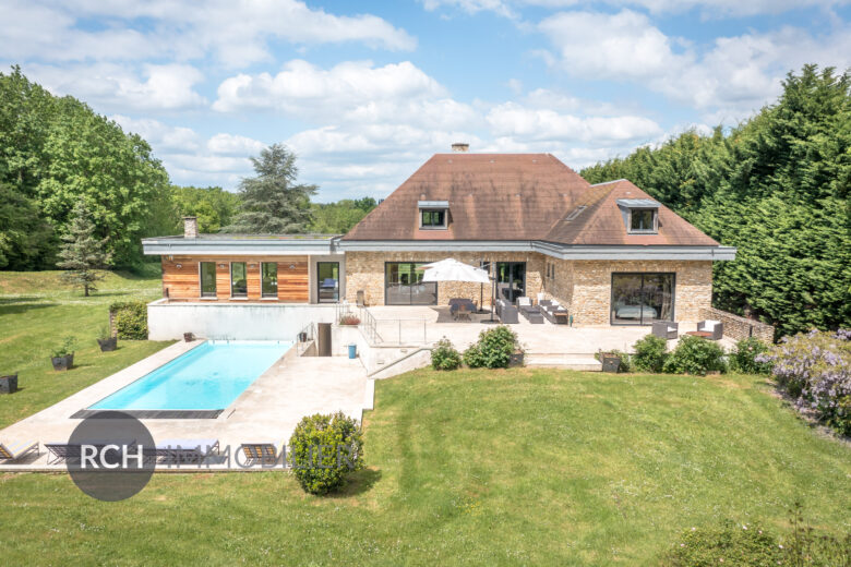 Photos du bien : Galluis – Magnifique propriété contemporaine avec piscine et parc de 3,2 hectares