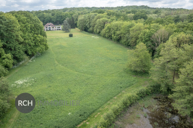 Photos du bien : Galluis – Magnifique propriété contemporaine avec piscine et parc de 3,2 hectares