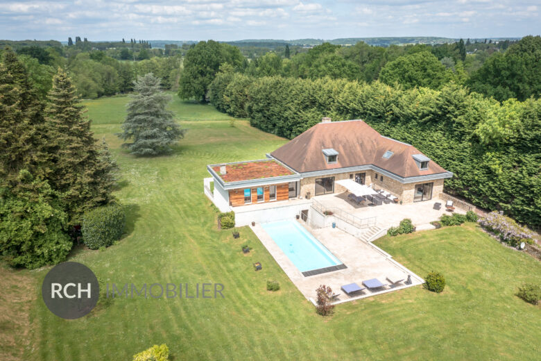 Photos du bien : Galluis – Magnifique propriété contemporaine avec piscine et parc de 3,2 hectares