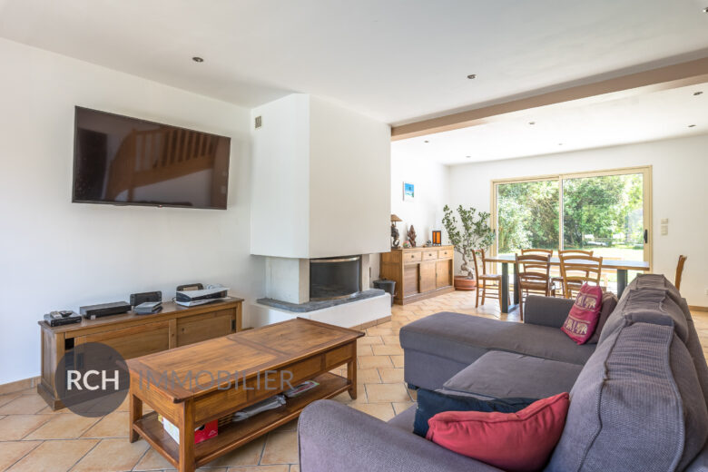 Photos du bien : Gressey – Belle maison traditionnelle avec piscine