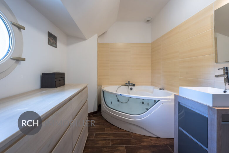 Photos du bien : Gressey – Belle maison traditionnelle avec piscine