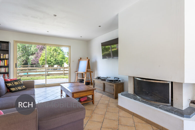Photos du bien : Gressey – Belle maison traditionnelle avec piscine