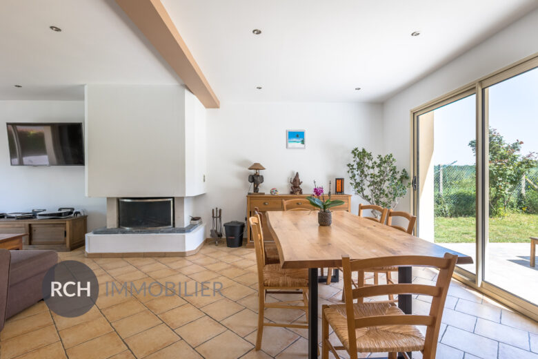 Photos du bien : Gressey – Belle maison traditionnelle avec piscine