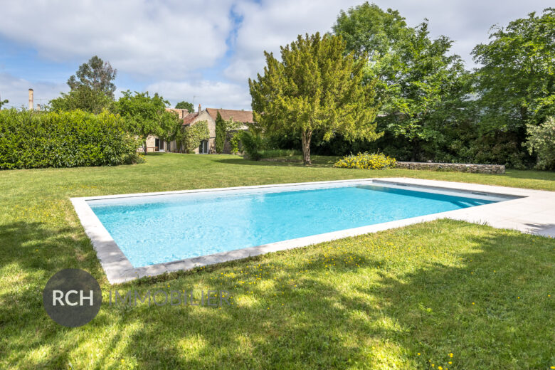 Photos du bien : Grosrouvre – Belle propriété avec maison d’amis et piscine chauffée sur grand terrain