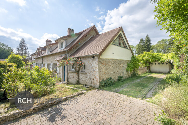 Photos du bien : Exclusivité – Les Mesnuls – Maison en pierre pleine de charme avec joli jardin