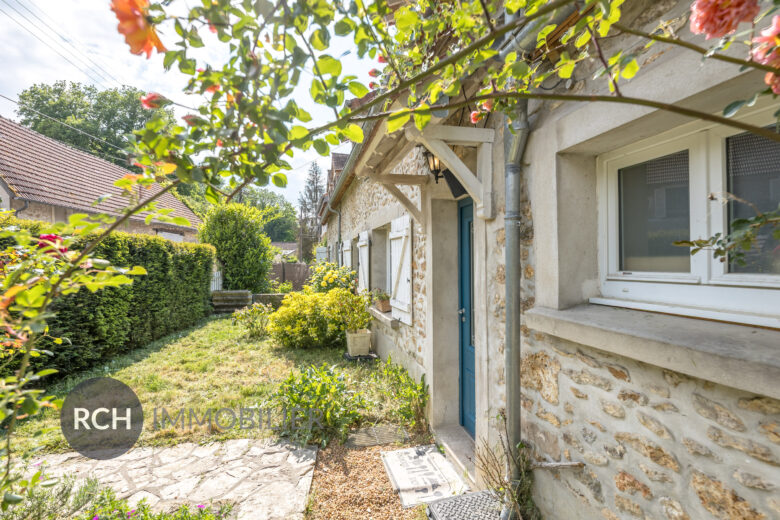 Photos du bien : Exclusivité – Les Mesnuls – Maison en pierre pleine de charme avec joli jardin
