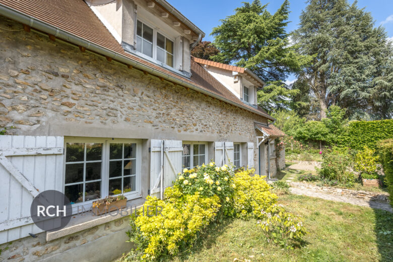 Photos du bien : Exclusivité – Les Mesnuls – Maison en pierre pleine de charme avec joli jardin