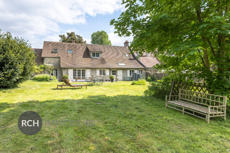 Photos du bien : Exclusivité – Les Mesnuls – Maison en pierre pleine de charme avec joli jardin