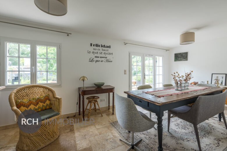 Photos du bien : Exclusivité – Les Mesnuls – Maison en pierre pleine de charme avec joli jardin