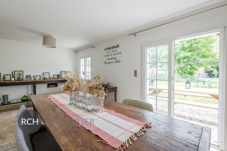 Photos du bien : Exclusivité – Les Mesnuls – Maison en pierre pleine de charme avec joli jardin