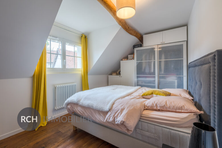 Photos du bien : Exclusivité – Les Mesnuls – Maison en pierre pleine de charme avec joli jardin