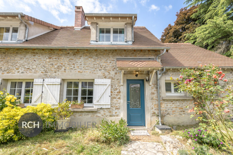 Photos du bien : Exclusivité – Les Mesnuls – Maison en pierre pleine de charme avec joli jardin
