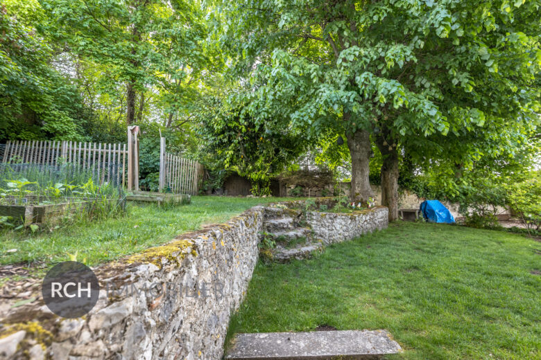 Photos du bien : Septeuil – Maison de charme en coeur de village avec jardin suspendu et terrasse