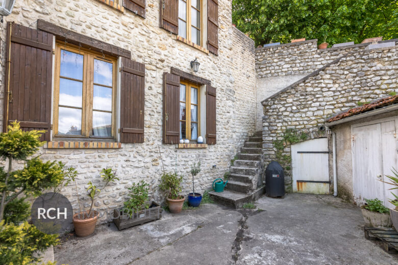 Photos du bien : Septeuil – Maison de charme en coeur de village avec jardin suspendu et terrasse