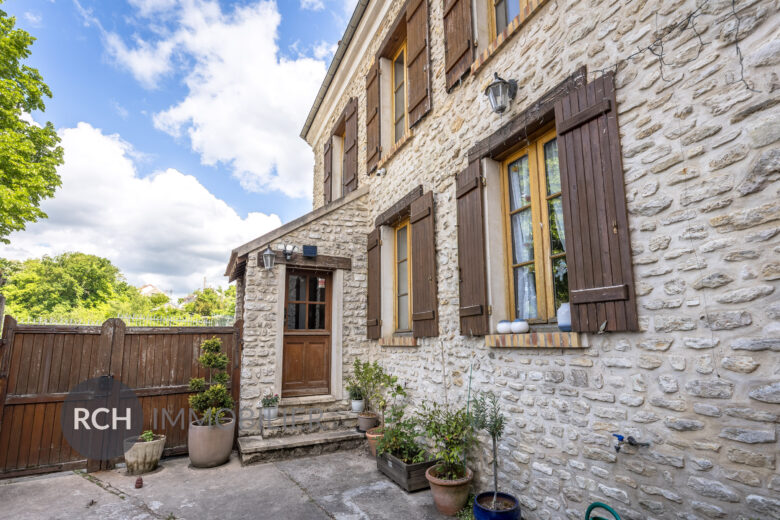 Photos du bien : Septeuil – Maison de charme en coeur de village avec jardin suspendu et terrasse